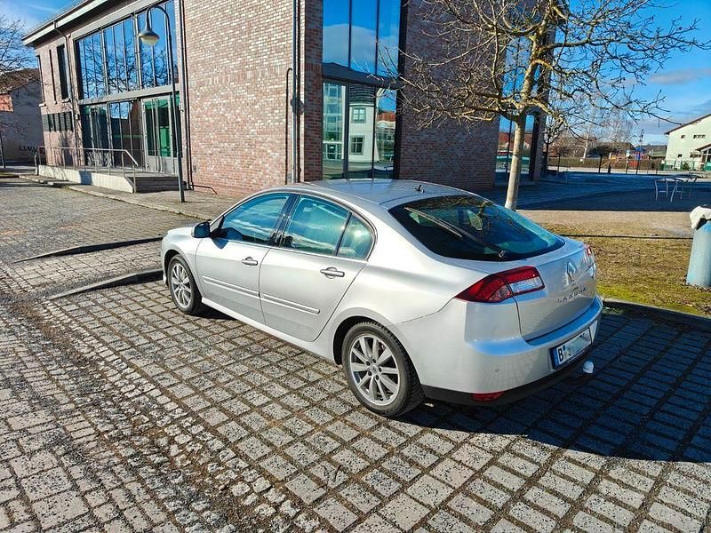 Gebraucht Renault Laguna III Expression 140 PS (102 kW) 2011 Silber Limousine