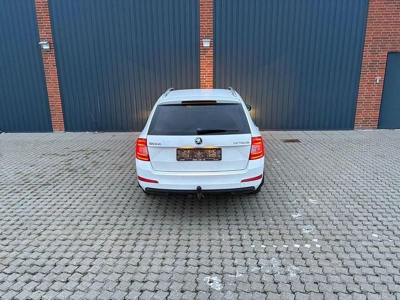 Gebraucht Skoda Octavia Elegance 150 PS (110 kW) 2014 Weiß Kleinwagen