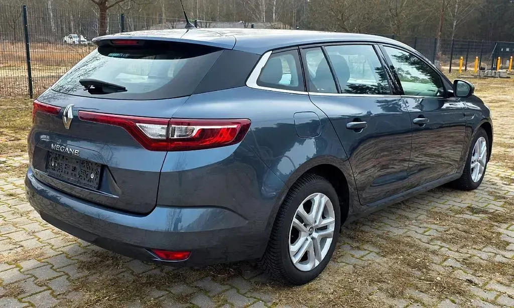Używany Renault Mégane Life 101 KM (74 kW) 2017 Szary Sedan/Limuzyna