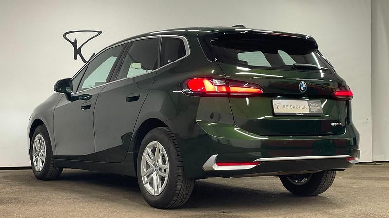 Gebraucht BMW 220 Active Tourer Luxury Line 156 PS (114 kW) 2022 Sanremo green metallic Van / Kleinbus