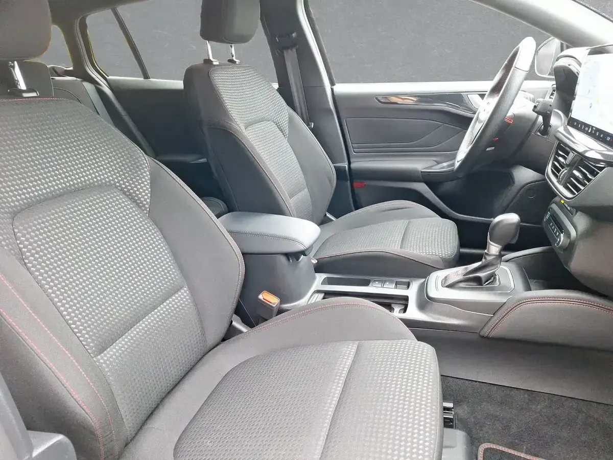Second-hand Ford Focus ST-Line X 155 CP (114 kW) 2024 Negru Berlinǎ