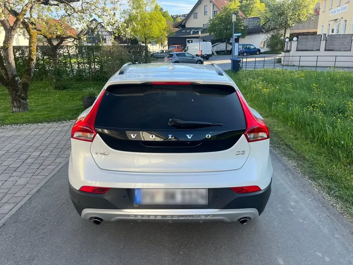 Gebraucht Volvo V40 150 PS (110 kW) 2015 Weiß Limousine