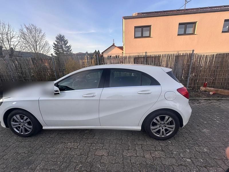 Gebraucht Mercedes A180 130 PS (95 kW) 2014 Weiß Kleinwagen