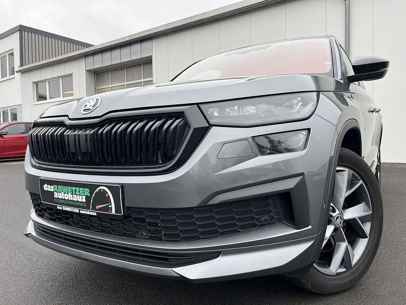 Graphitegrau Gebraucht 2022 Skoda Kodiaq SportLine SUV | 38.860 € (Etwas zu teuer) - Bild 1/4