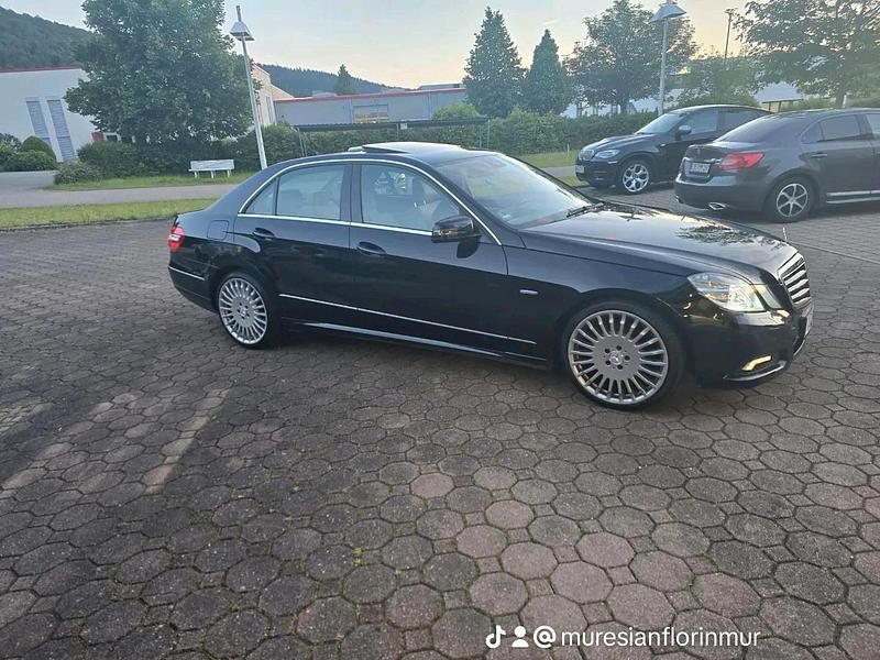 Schwarz Gebraucht 2011 Mercedes E300 Limousine | 9.400 € (Fairer Preis) - Bild 1/4