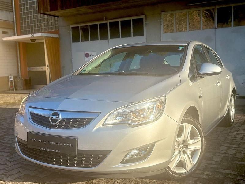 Silber Gebraucht 2010 Opel Astra Limousine | 6.490 € (Fairer Preis) - Bild 1/4