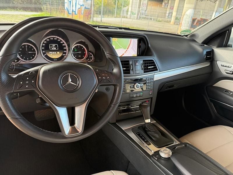 Grau Gebraucht 2011 Mercedes E220 Coupé | 15.499 € (Fairer Preis) - Bild 1/4