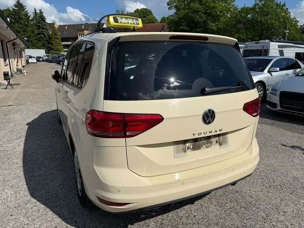 Gebraucht VW Touran 150 PS (110 kW) 2024 Beige Van / Kleinbus