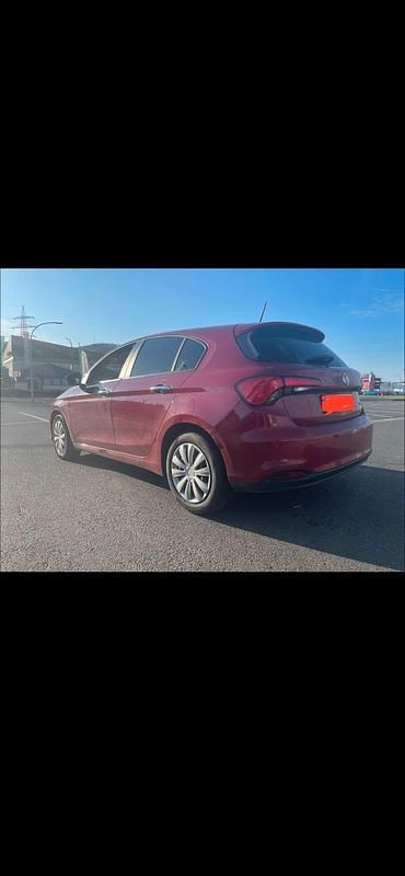 Gebraucht Fiat Tipo 94 PS (69 kW) 2017 Rot Kleinwagen
