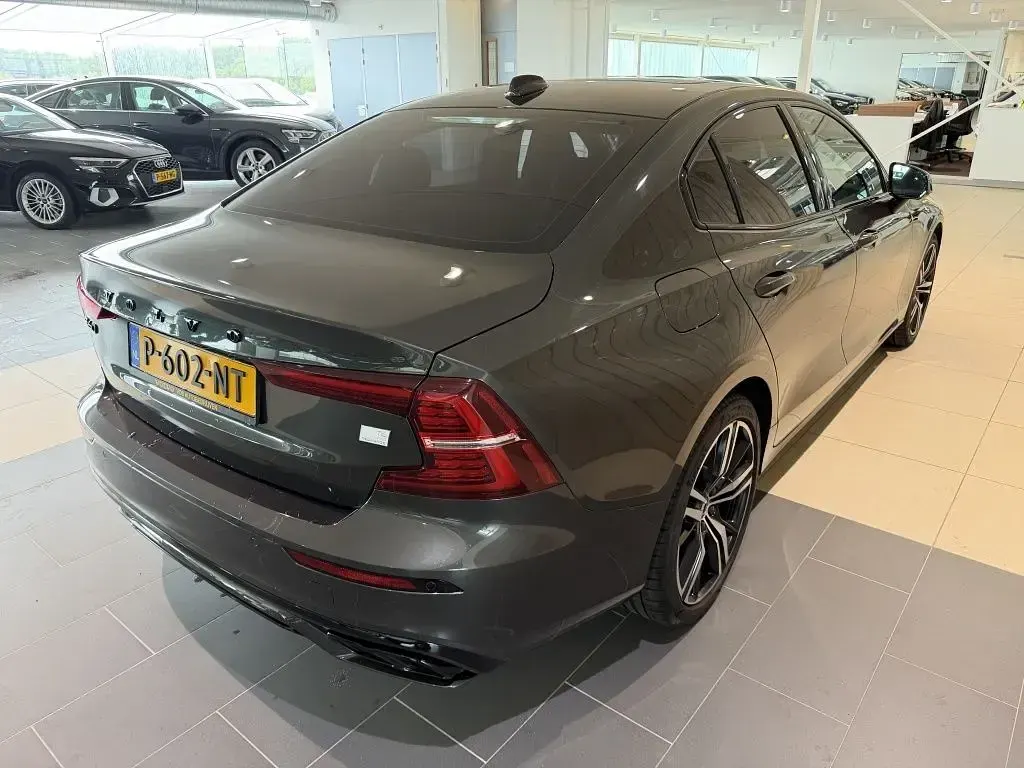 Gebraucht Volvo S60 R-Design 253 PS (186 kW) 2022 Grau Limousine