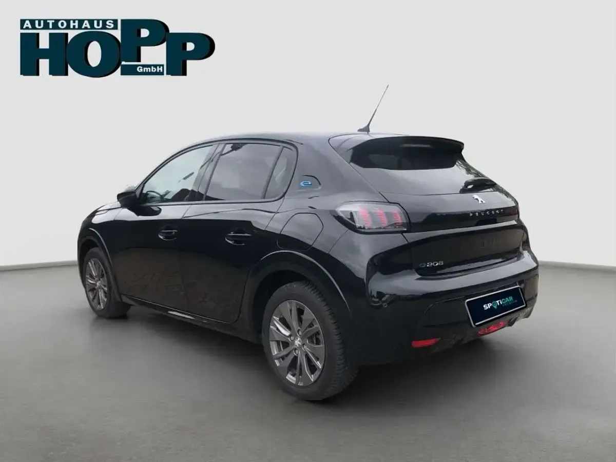 Gebraucht Peugeot e-208 Allure 100 kW (136 PS) 2023 Perla schwarz metallic Kleinwagen