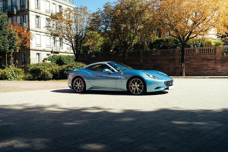 Blau Gebraucht 2011 Ferrari California Cabrio | 116.900 € (Teuer) - Bild 1/4
