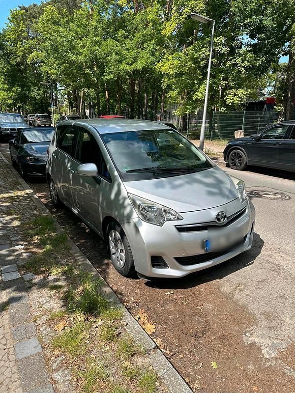 Silber Gebraucht 2011 Toyota Verso-S Van / Kleinbus | 7.000 € (Fairer Preis) - Bild 1/4