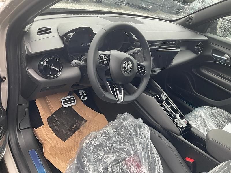Nero tortona nero tortona Neu 2025 Alfa Romeo Junior Edizione Speciale SUV | 29.084 € (Superpreis) - Bild 1/2