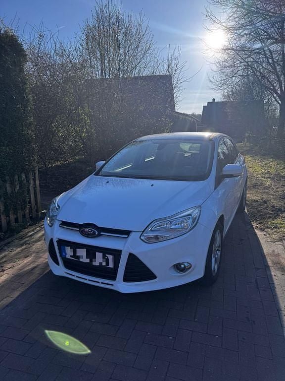 Gebraucht Ford Focus Trend 125 PS (91 kW) 2011 Weiß Limousine