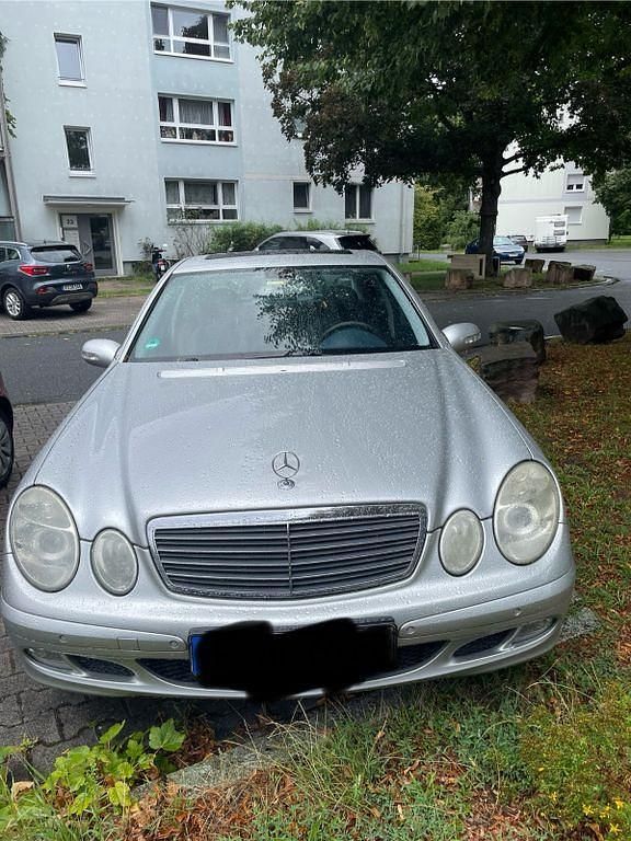 Grau Gebraucht 2005 Mercedes E200 Elegance Limousine | 4.000 € - Bild 1/4