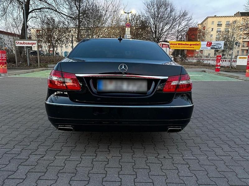 Gebraucht Mercedes E200 Avantgarde 136 PS (100 kW) 2012 Schwarz Limousine
