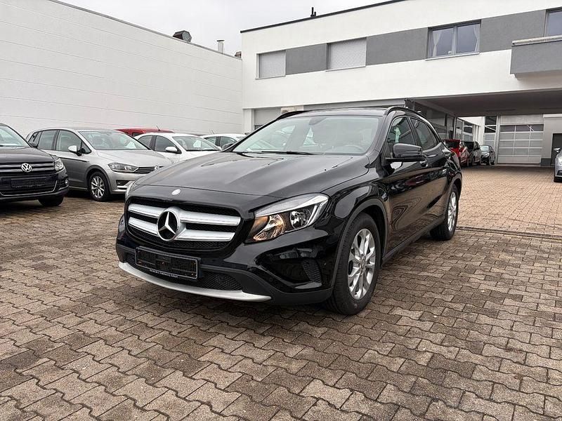 Gebraucht Mercedes GLA180 Urban 122 PS (89 kW) 2015 Schwarz SUV