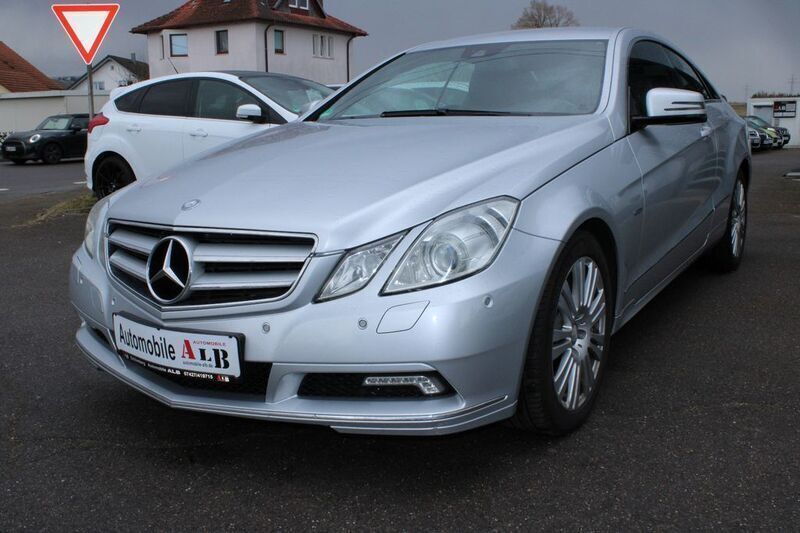 Silber Gebraucht 2011 Mercedes E220 Coupé | 7.950 € (Fairer Preis) - Bild 1/4