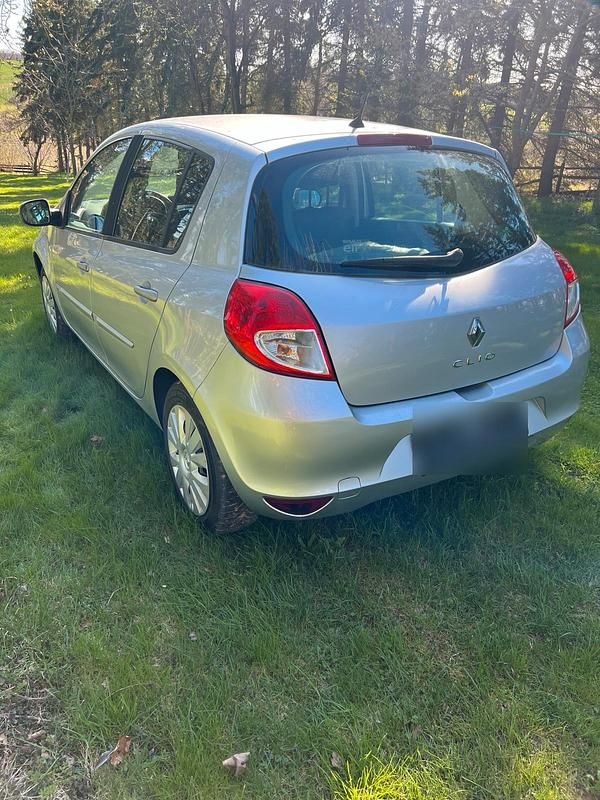 Gebraucht Renault Clio III 75 PS (55 kW) 2010 Silber Kleinwagen
