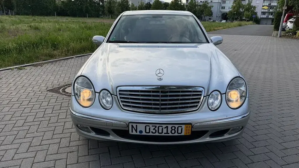 Gebraucht Mercedes E220 Elegance 150 PS (110 kW) 2003 Silber Limousine