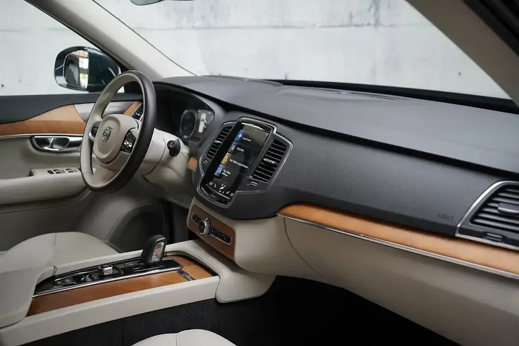 Gebraucht Volvo XC90 Momentum 235 PS (172 kW) 2021 Savile grey / metallic SUV