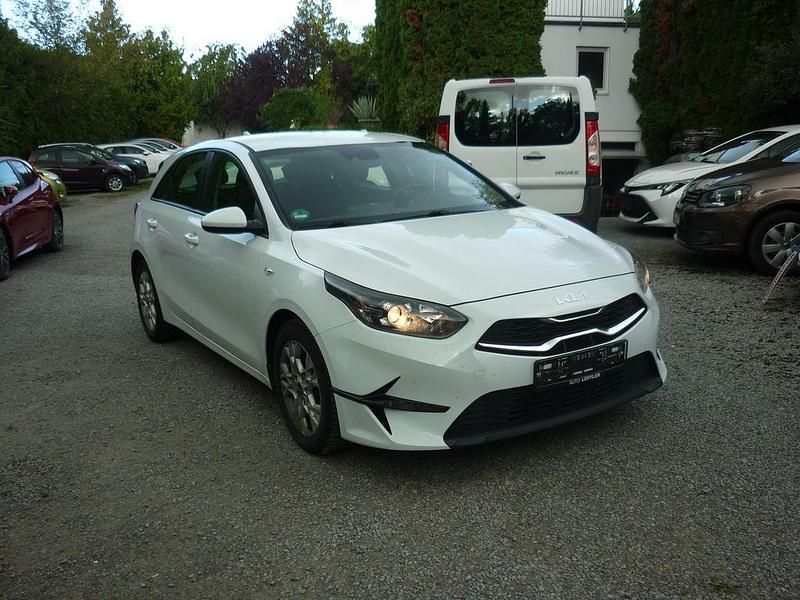 Weiß Gebraucht 2022 Kia Ceed Edition 7 Limousine | 14.990 € (Fairer Preis) - Bild 1/4