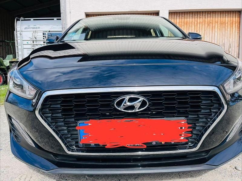 Gebraucht Hyundai i30 Select 99 PS (72 kW) 2018 Schwarz Limousine