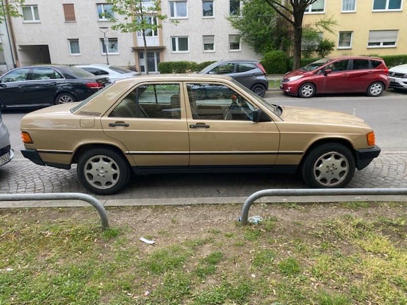 Gebraucht Mercedes 190 122 PS (89 kW) 1983 Gold Limousine