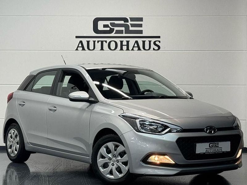 Gebraucht Hyundai i20 Classic 75 PS (55 kW) 2015 Silber Limousine