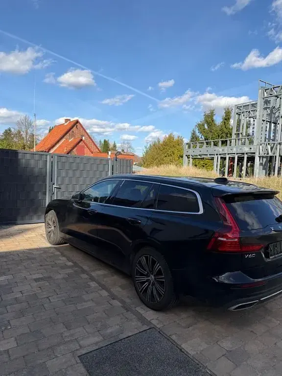 Gebraucht Volvo V60 Inscription 150 PS (110 kW) 2020 Schwarz Kombi