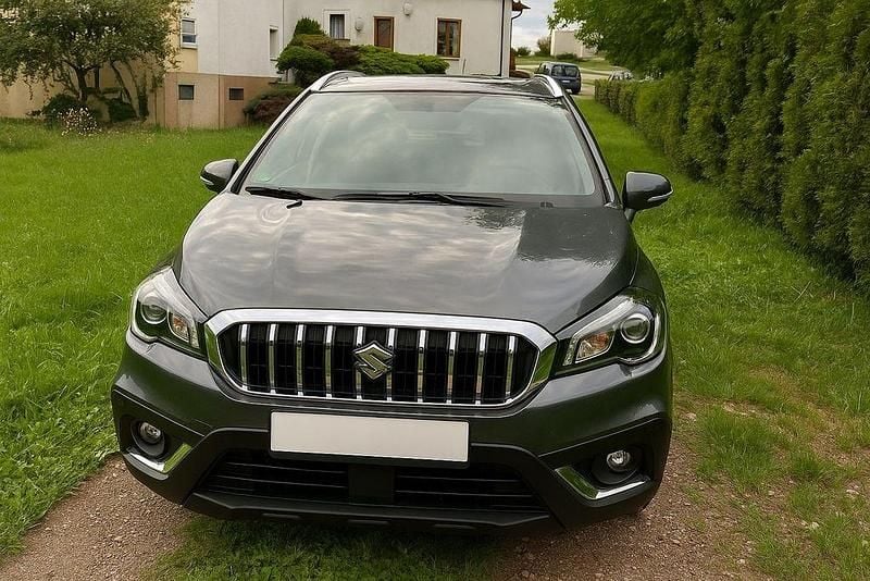 Grau Gebraucht 2020 Suzuki SX4 SUV | 17.900 € (Etwas zu teuer) - Bild 1/4