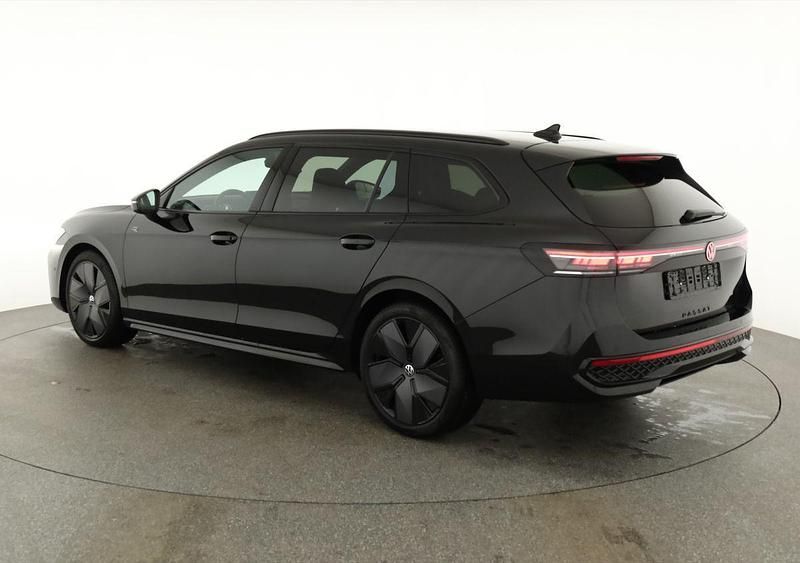 Neu VW Passat R-line 193 PS (141 kW) 2026 Grenadill schwarz metallic Kombi