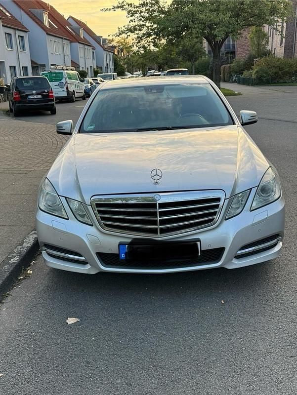 Silber Gebraucht 2011 Mercedes E220 Avantgarde Limousine | 9.400 € (Fairer Preis) - Bild 1/4