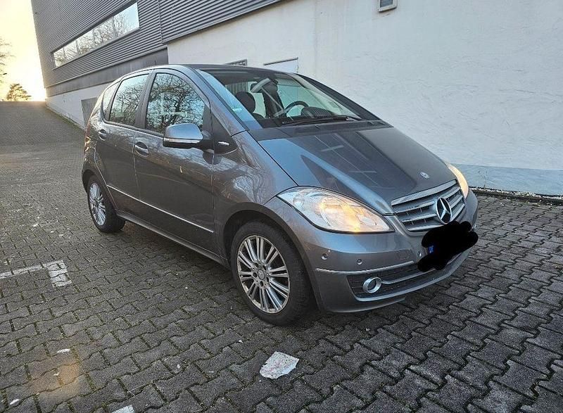 Grau Gebraucht 2009 Mercedes A180 Elegance Van / Kleinbus | 5.990 € (Fairer Preis) - Bild 1/4