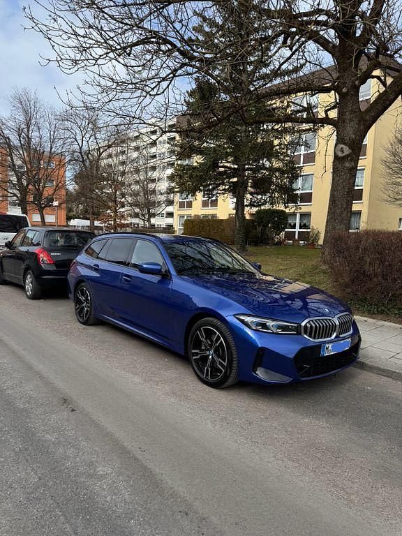 Blau Gebraucht 2024 BMW 330e M Sport Kombi | 42.000 € (Guter Preis) - Bild 1/4