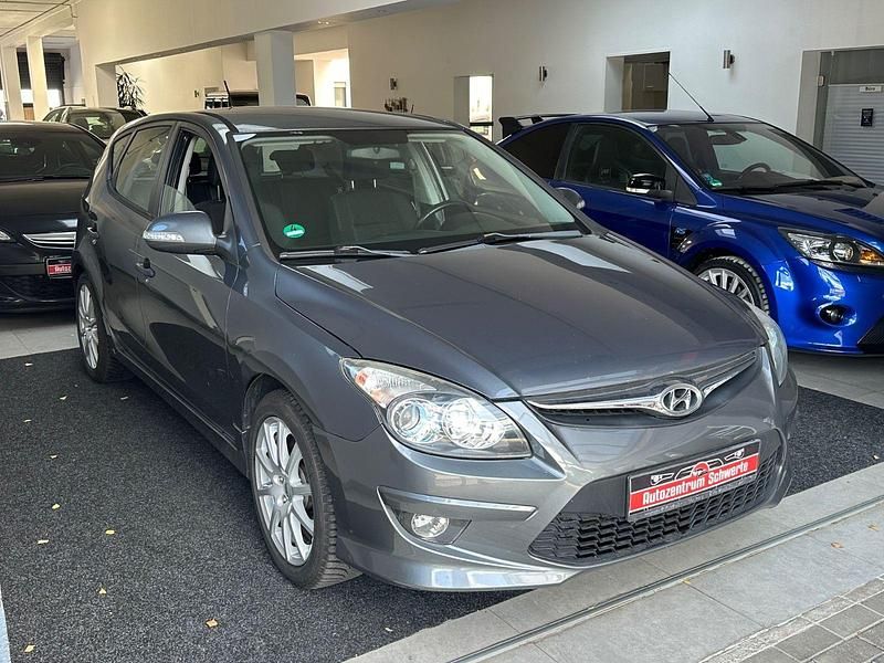 Grau Gebraucht 2011 Hyundai i30 Edition Kleinwagen | 4.999 € (Fairer Preis) - Bild 1/4