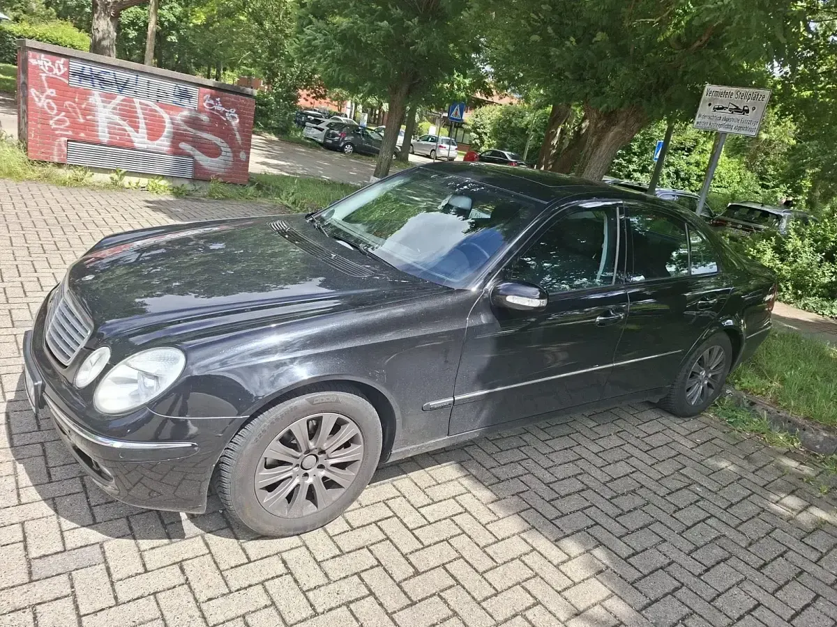Gebraucht Mercedes E240 177 PS (130 kW) 2004 Schwarz Limousine