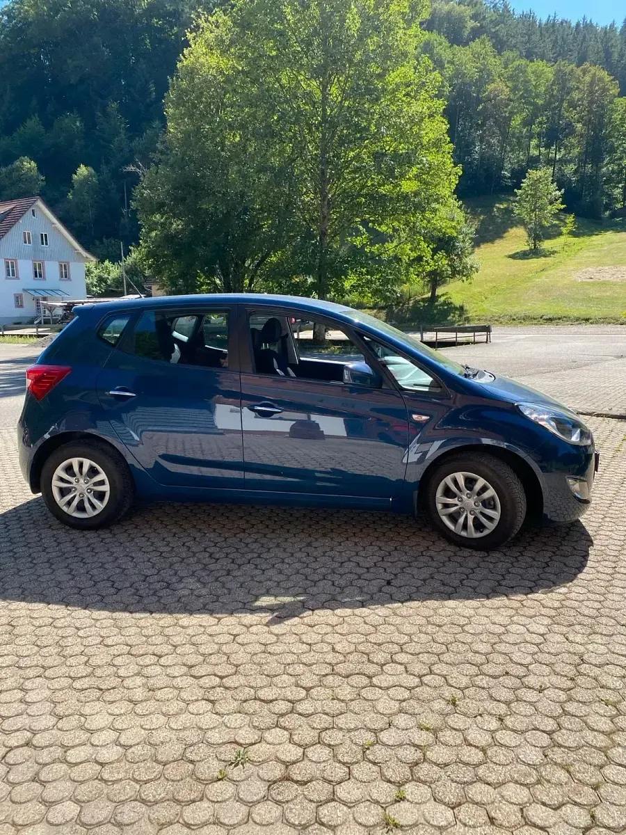 Gebraucht Hyundai ix20 90 PS (66 kW) 2017 Blau Kleinwagen