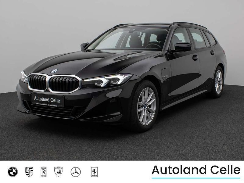 Schwarz Gebraucht 2023 BMW 330e Shadowline Kombi | 29.499 € (Superpreis) - Bild 1/4