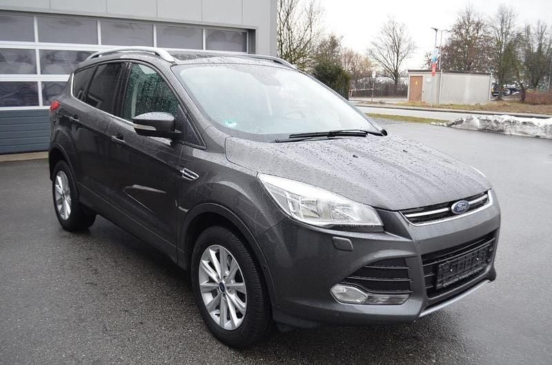 Gebraucht Ford Kuga Titanium 150 PS (110 kW) 2016 Grau SUV