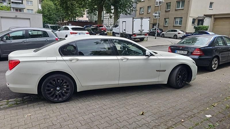 Weiß Gebraucht 2009 BMW 740L Limousine | 10.000 € - Bild 1/4