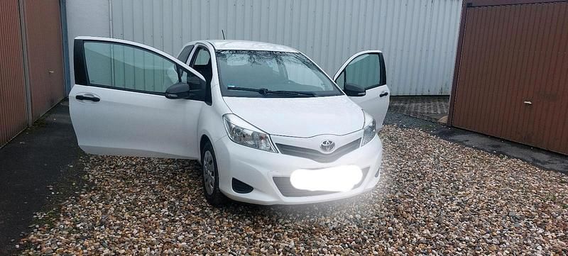 Gebraucht Toyota Yaris 69 PS (50 kW) 2013 Weiß Kleinwagen