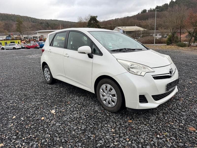 Gebraucht Toyota Verso-S Life 99 PS (72 kW) 2011 Weiß Van / Kleinbus