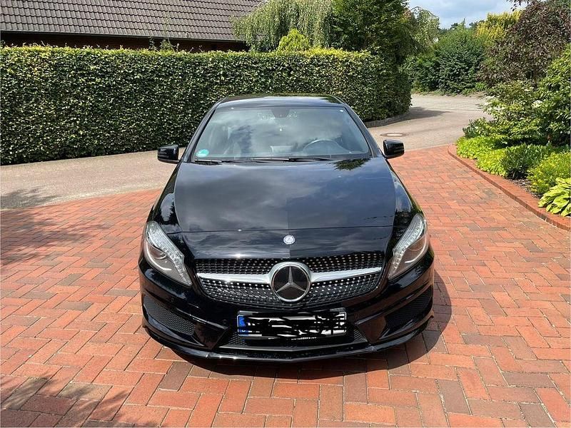 Schwarz Gebraucht 2015 Mercedes A180 AMG line Limousine | 15.999 € (Fairer Preis) - Bild 1/4
