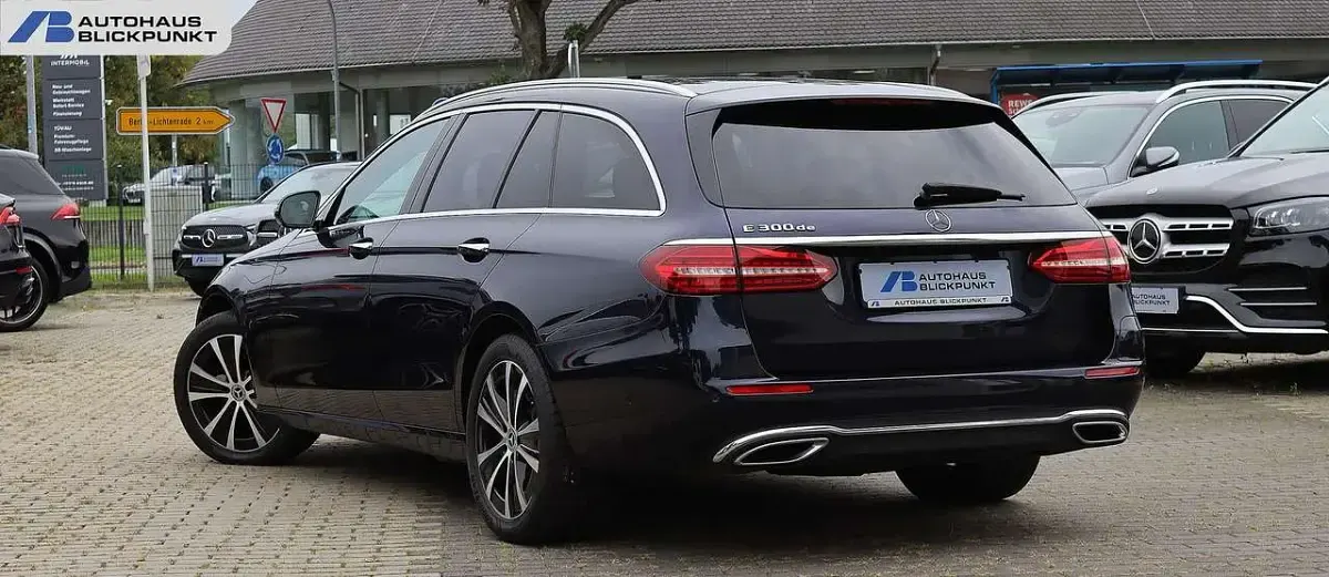Second-hand Mercedes E300 306 CP (225 kW) 2022 Albastru Berlinǎ