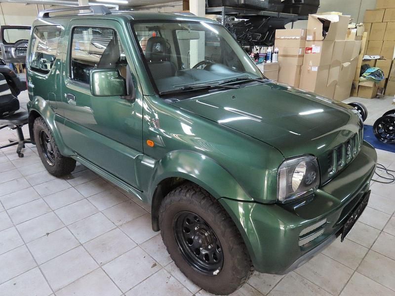 Grün Gebraucht 2012 Suzuki Jimny Ranger Club SUV | 10.190 € (Fairer Preis) - Bild 1/4