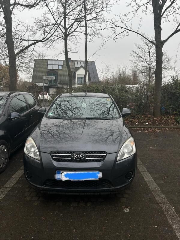 Grau Gebraucht 2009 Kia Ceed 2 Kleinwagen | 2.800 € - Bild 1/4