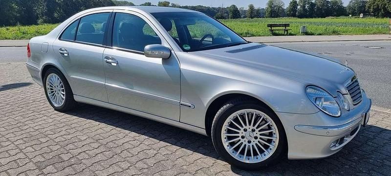 Gebraucht Mercedes E500 Elegance 306 PS (225 kW) 2002 Astralsibermetallic Limousine