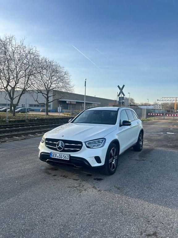 Weiß Gebraucht 2020 Mercedes GLC220 SUV | 37.600 € (Fairer Preis) - Bild 1/4